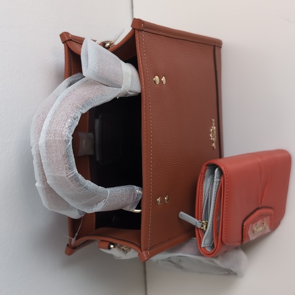 Coach CO971 + F48068 Leather Dempsey Tote & Clutch Wallet - Picture 4 of 16